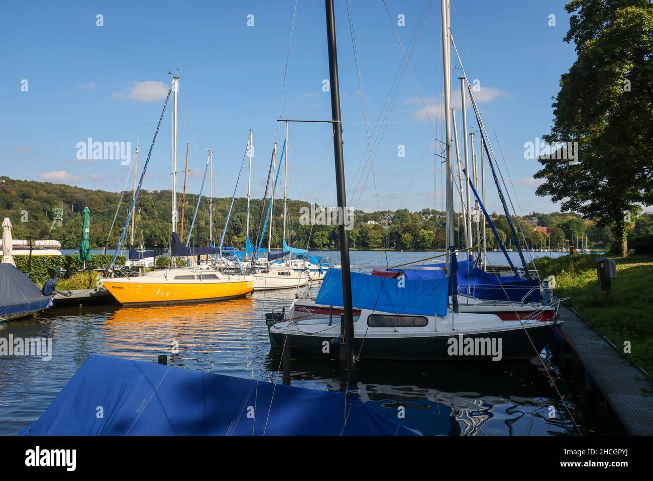 Essen, Ruhrgebiet, Nordrhein-Westfalen, Deutschland - Segelboote im Haus Scheppen am Baldeneysee. Das Haus Scheppen ist eine ehemalige edle Feudalesta Stockfoto