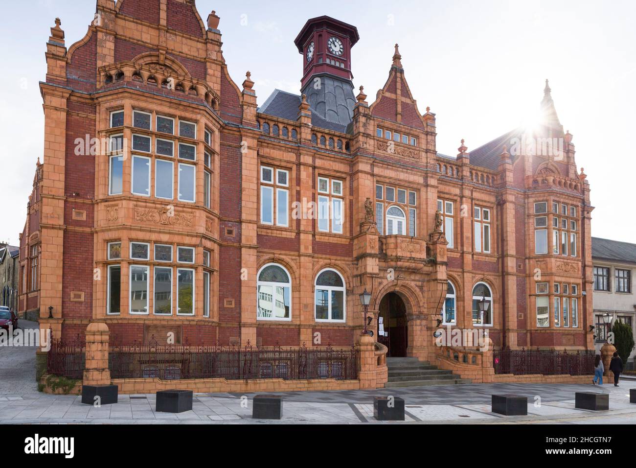 Merthyr Tydfil Town Hall, Wales, Großbritannien, ein spätviktorianisches historisches Stadtgebäude im jakobanischen Stil von E. A. Johnson, 1896-98 aus Terrakotta und Backstein. Stockfoto