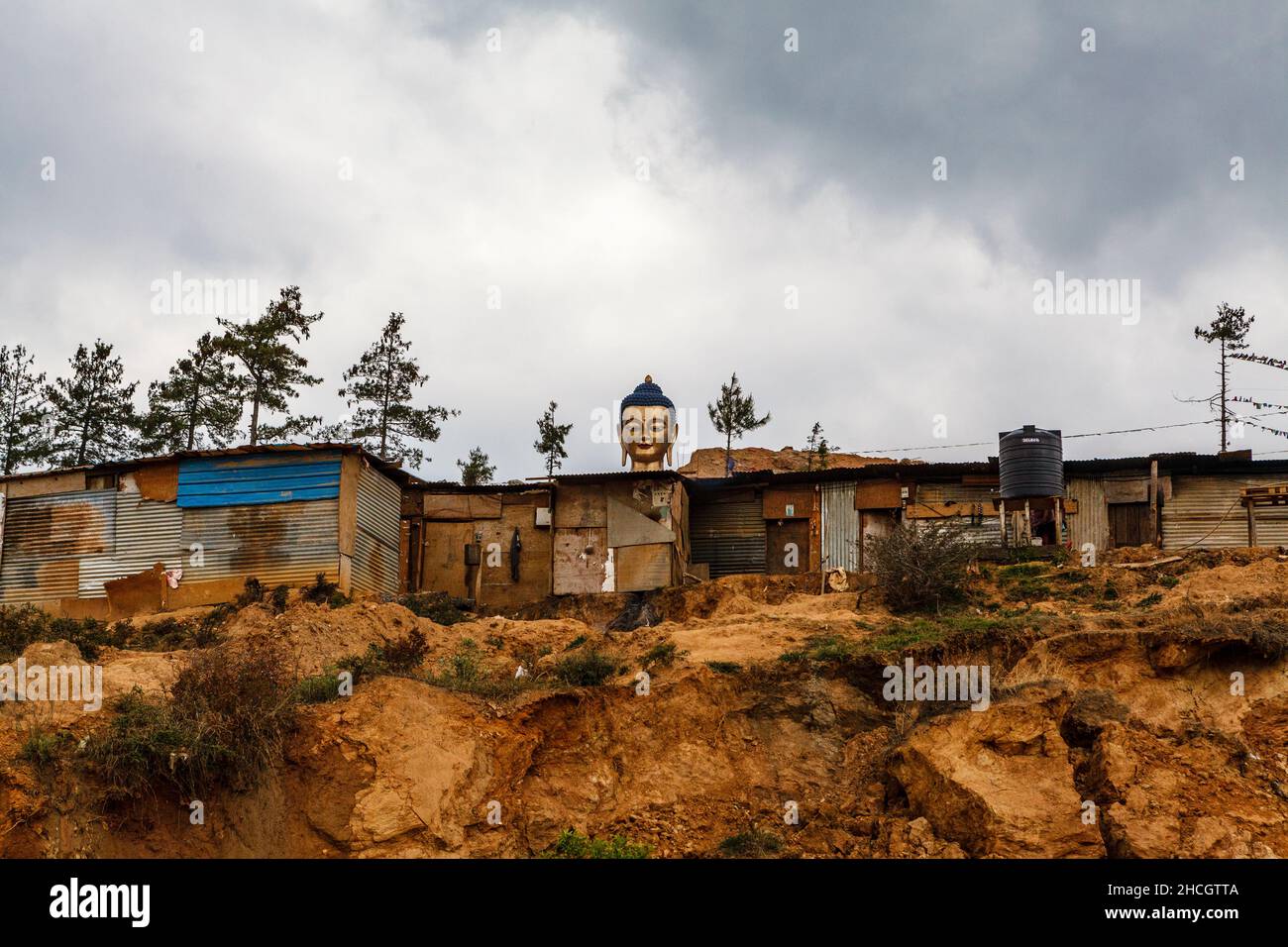 Golden Buddha Kopf über Slum Häuser in Thimphu, Bhutan, Asien Stockfoto