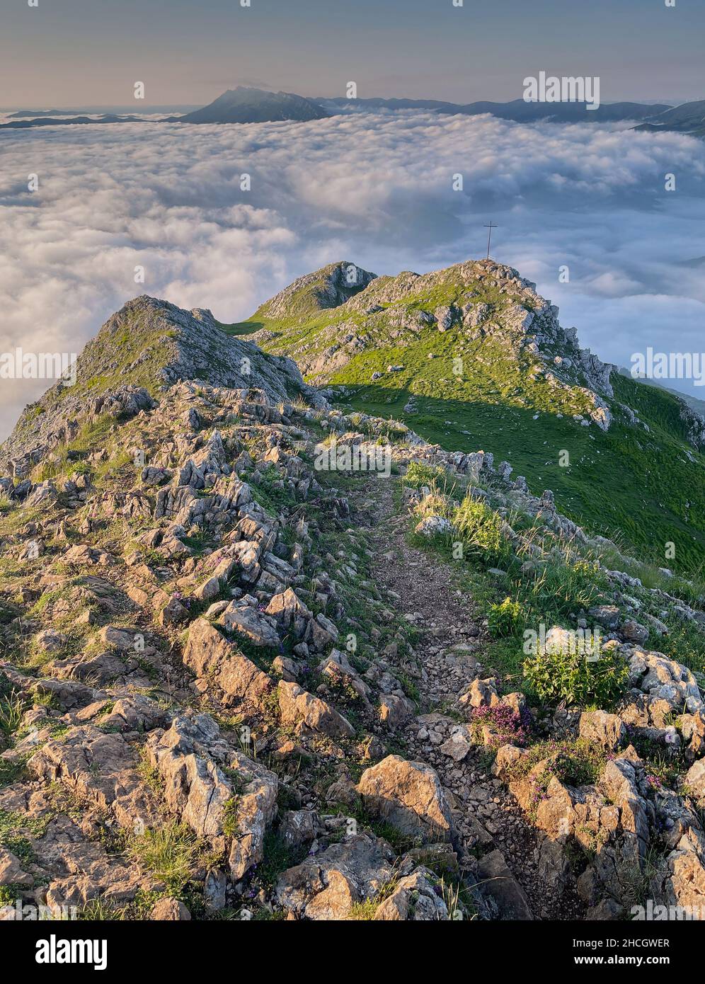 Weg zwischen den beiden Gipfeln mit dem Nebel im Hintergrund. Stockfoto