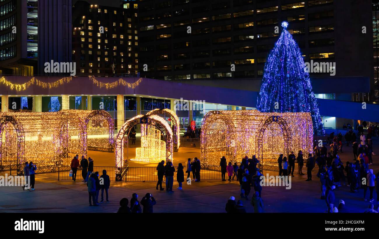Man hat einen Blick auf die Weihnachtslichter auf dem Nathan Phillips Square, einem berühmten Platz im Stadtzentrum. 29. Dezember 2021 Stockfoto Man hat einen Blick auf die Weihnachtslichter auf dem Nathan Phillips Square, einem berühmten Platz im Stadtzentrum. 29. Dezember 2021 Stockfoto