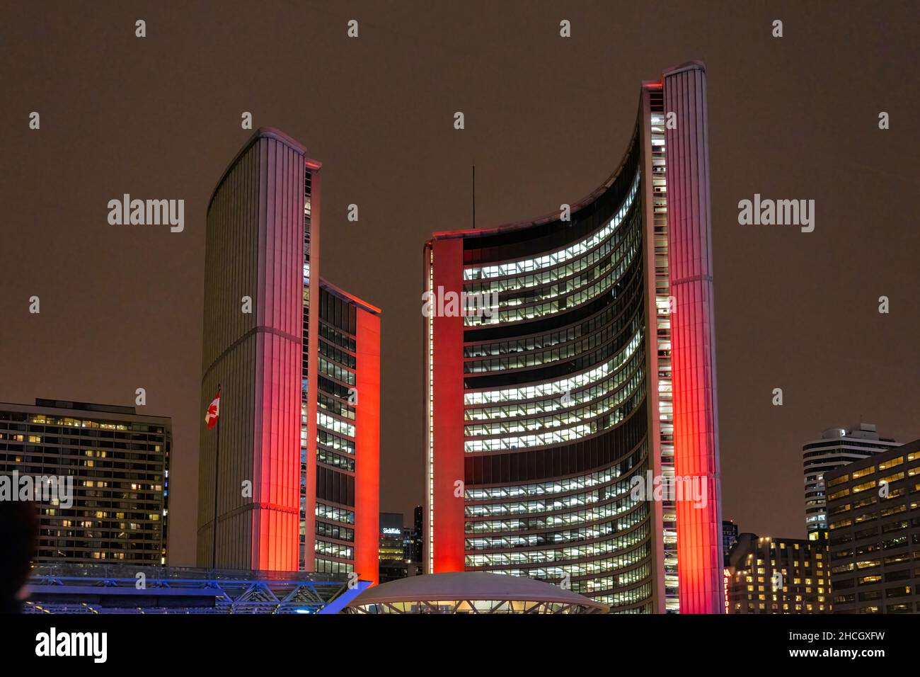 Das neue Rathaus ist rot beleuchtet. Das Wahrzeichen befindet sich am Nathan Phillips Square. 29. Dezember 2021 Stockfoto Das neue Rathaus ist rot beleuchtet. Das Wahrzeichen befindet sich am Nathan Phillips Square. 29. Dezember 2021 Stockfoto