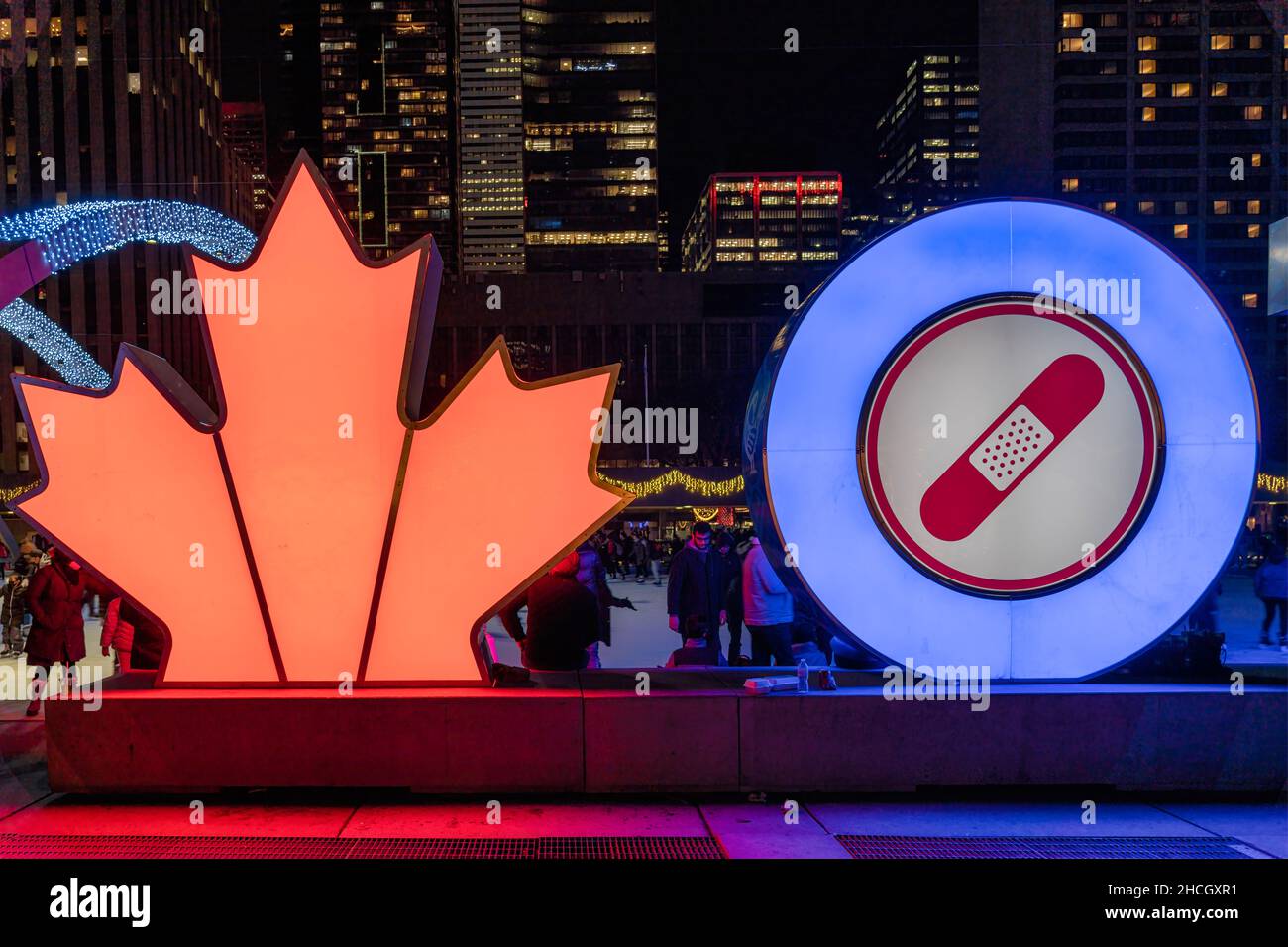 Das Toronto 3D Zeichen mit einem Hinweis ( eine Bandenhilfe) auf die Impfkampagne gegen Covid-19 und insbesondere die Auffrischungsimpfungen gegen die Omicro Stockfoto