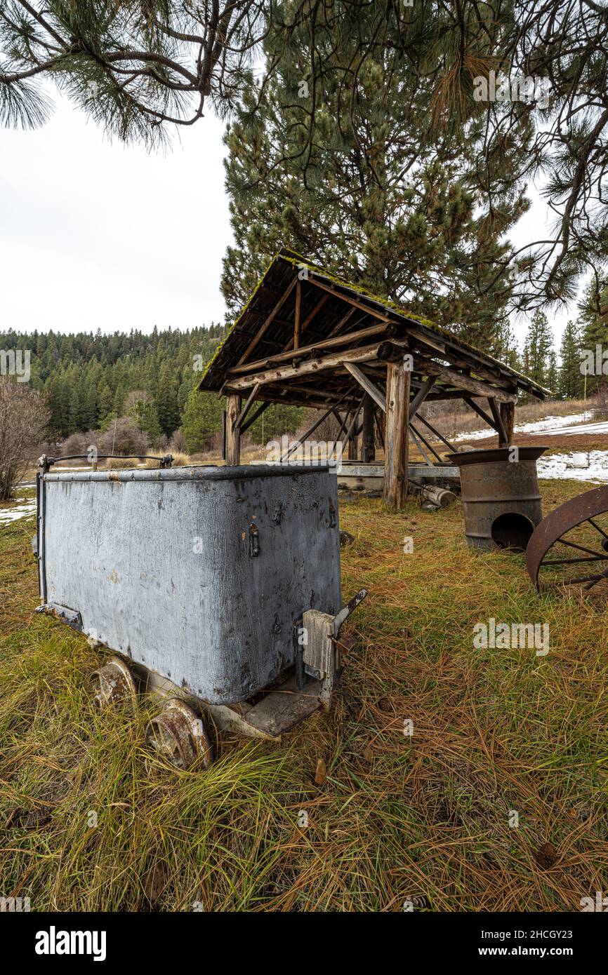 Old Mining Cart vor einer Arrastra in Liberty, WA Stockfoto