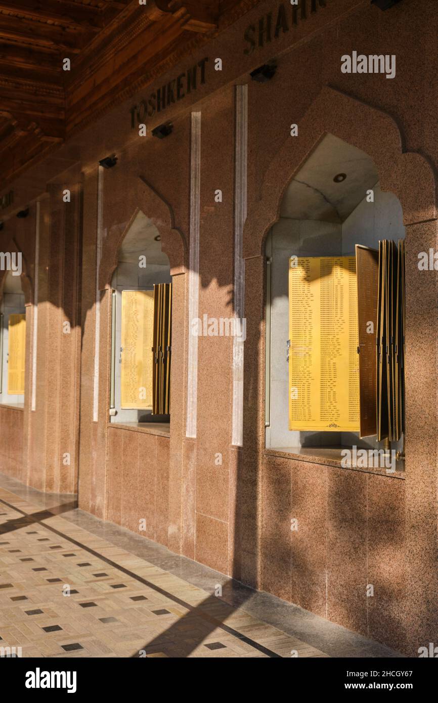 Die goldenen Metallseiten mit Listen der Namen der usbekischen Soldaten, die im Zweiten Weltkrieg getötet wurden. Am Memorial Square in Taschkent, Usbekistan. Stockfoto