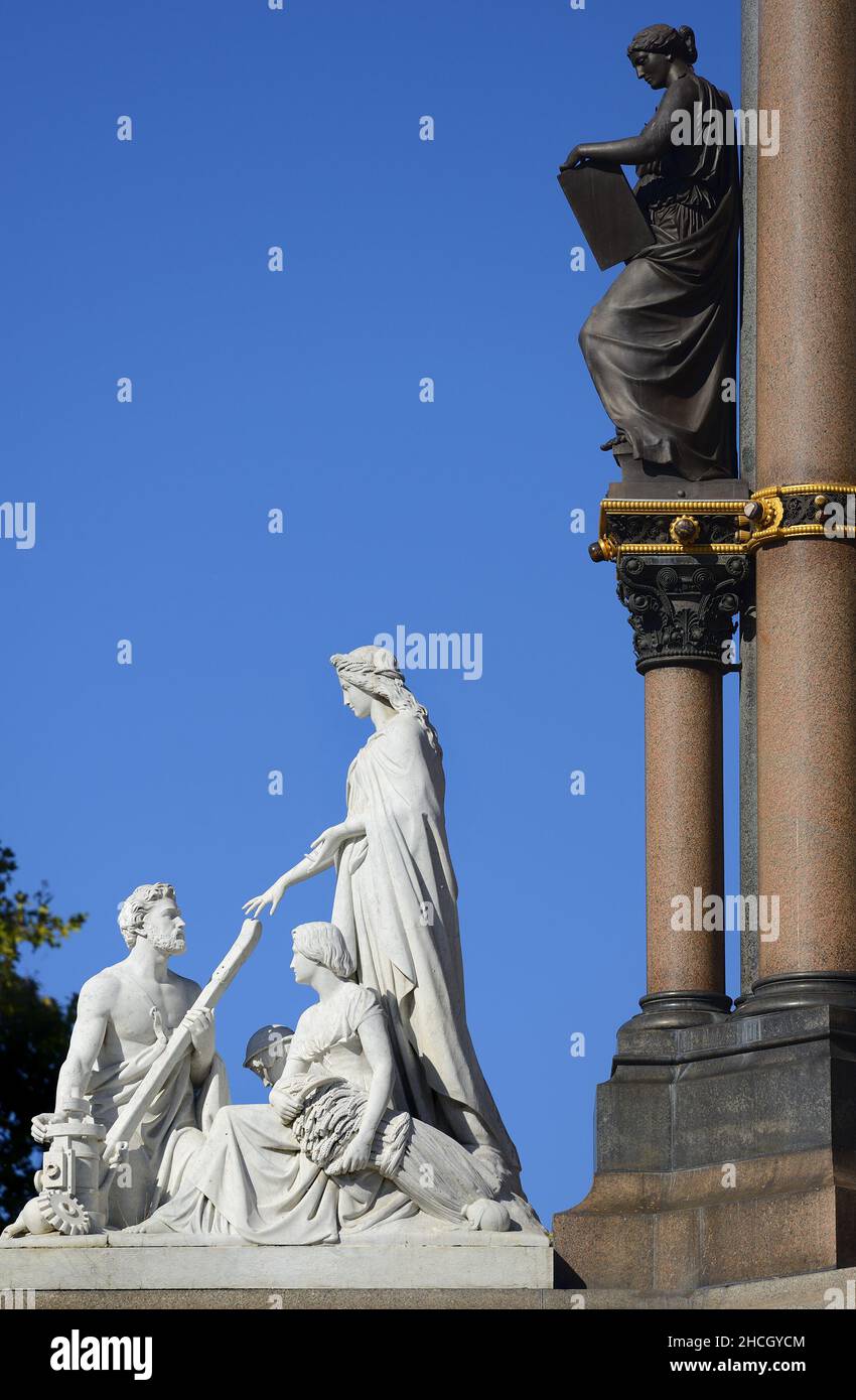 London, England, Großbritannien. Albert Memorial (1872: George Gilbert Scott) in Kensington Gardens. Allegorische Statuen, die 'Astronomie' (oben) und.. Stockfoto