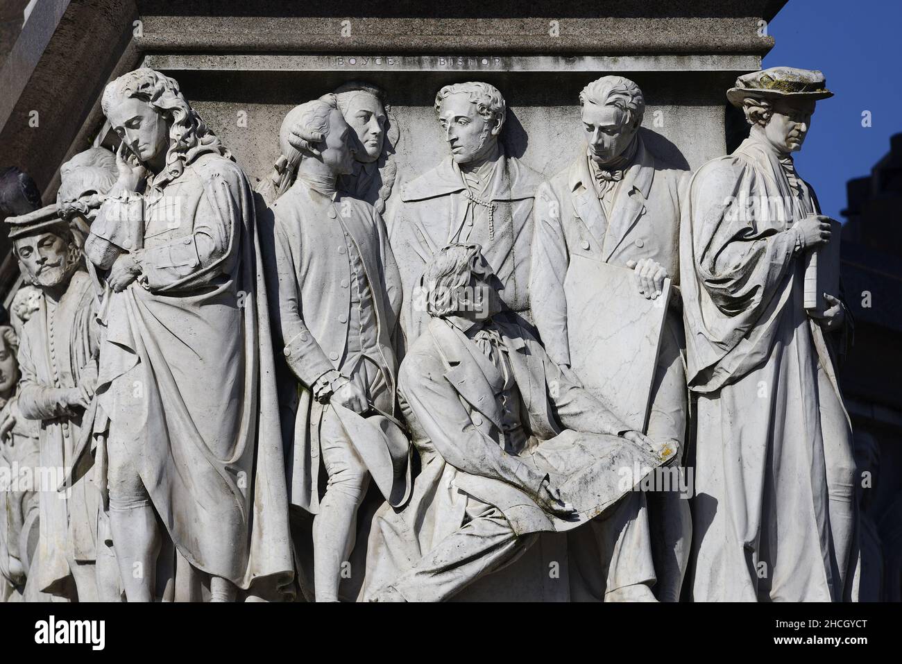 London, England, Großbritannien. Albert Memorial (1872: George Gilbert Scott) in Kensington Gardens. Frieze of Parnassus - Besessene und Künstler: Arne; Boyce; Bish Stockfoto