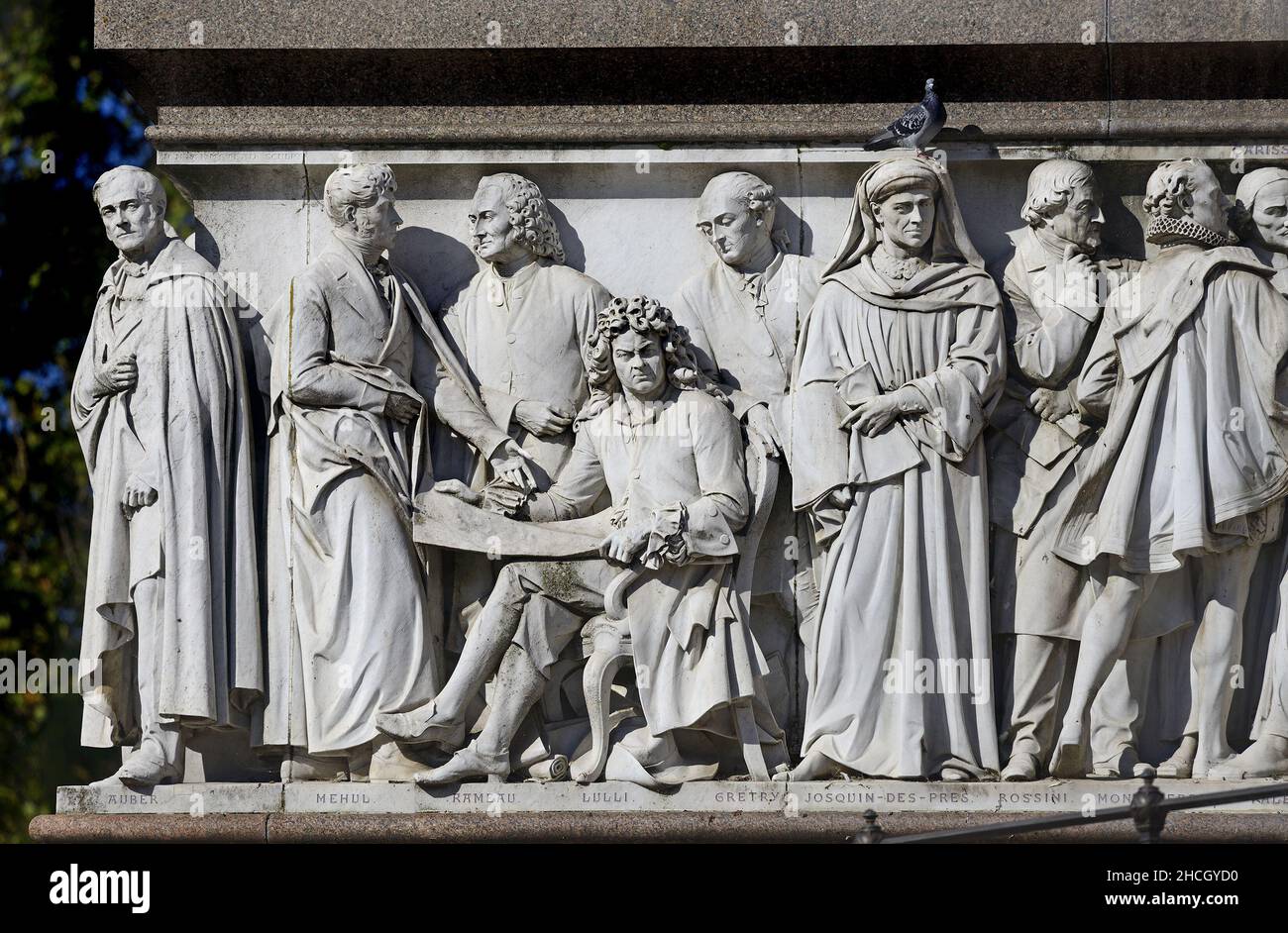 London, England, Großbritannien. Albert Memorial (1872: George Gilbert Scott) in Kensington Gardens. Statuen von Musikern im Parnassus-Fries: Auber; Mehul Stockfoto
