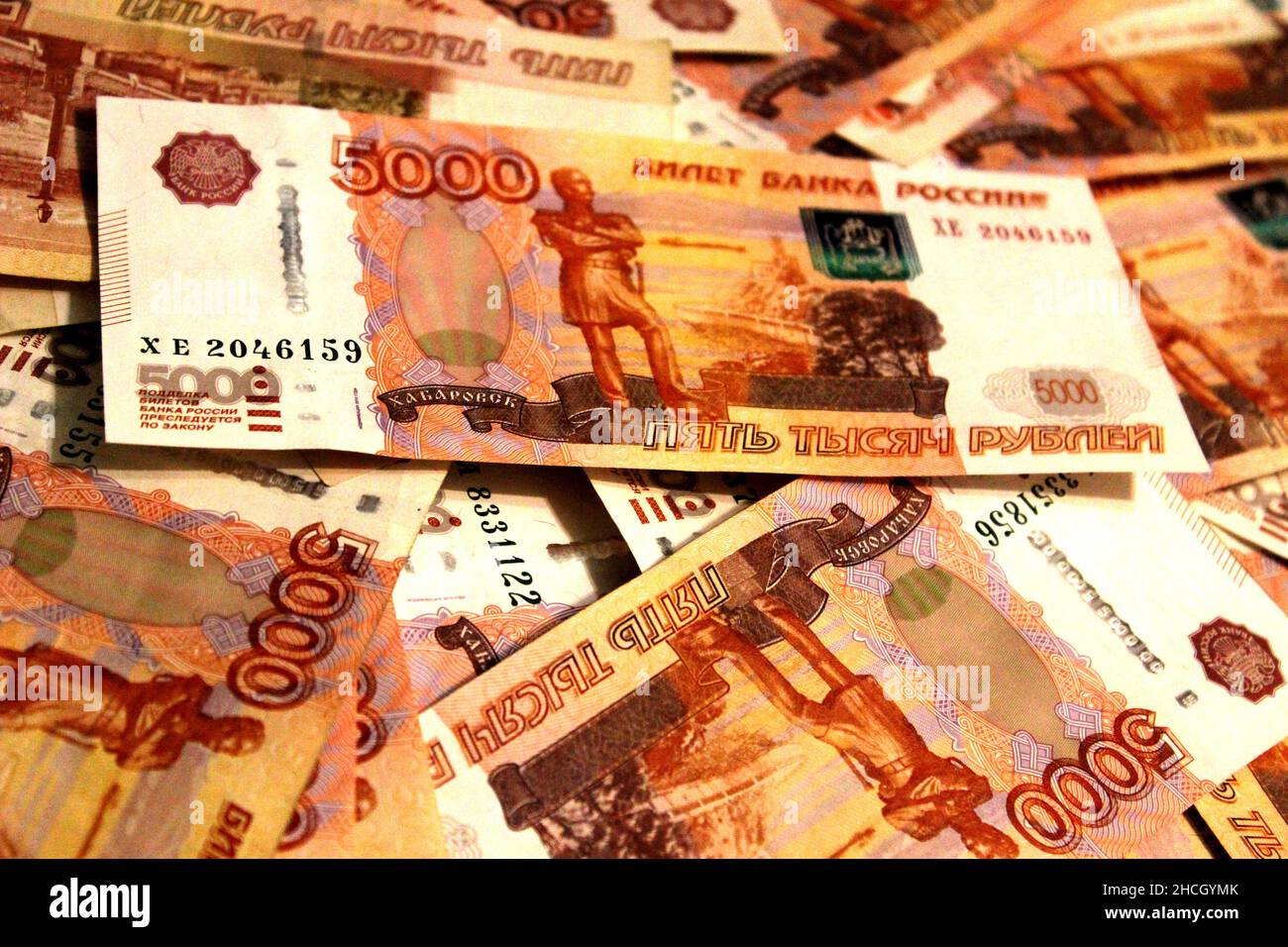 Russisches Geld. Fünftausendste Banknoten russischer Rubel mit Blick auf Chabarowsk. Weiches Licht. Stockfoto