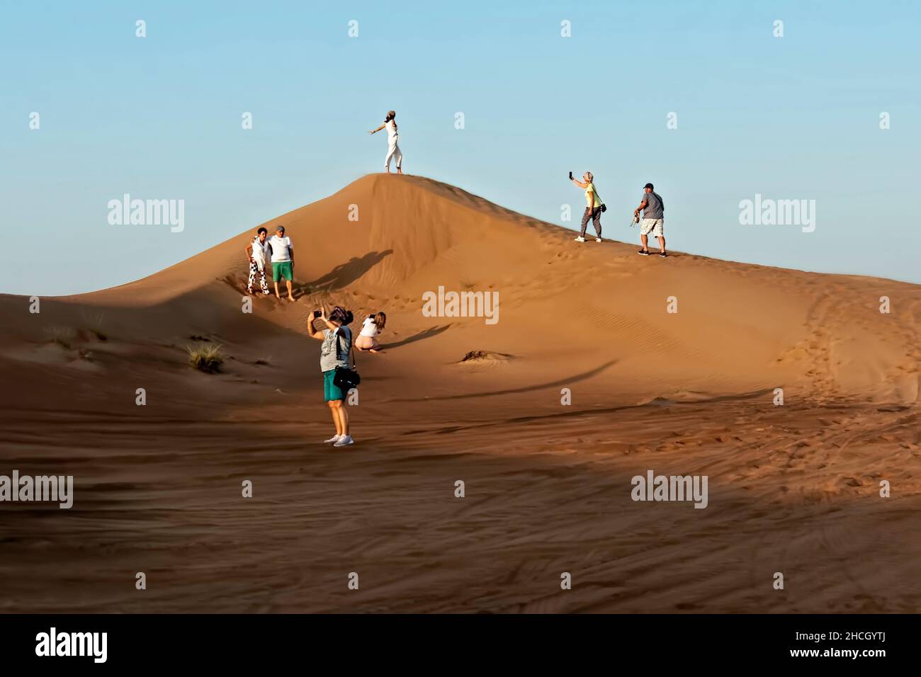Touristen, die sich auf den Dünen der Wüste Rub al-Khali, Dubai, Vereinigte Arabische Emirate, Naher Osten, Stockfoto