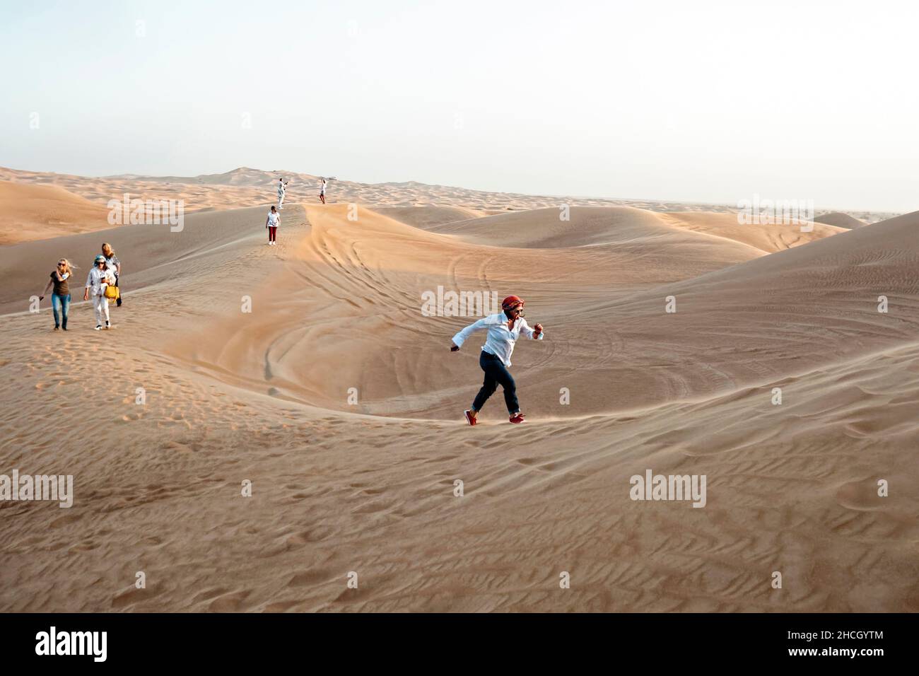 Touristen, die sich auf den Dünen der Wüste Rub al-Khali, Dubai, Vereinigte Arabische Emirate, Naher Osten, Stockfoto
