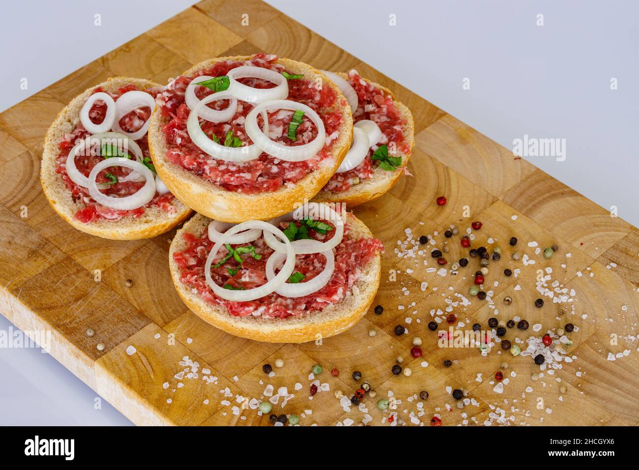 Ein Brötchen mit frischem Hackfleisch aus Schweinefleisch Stockfoto