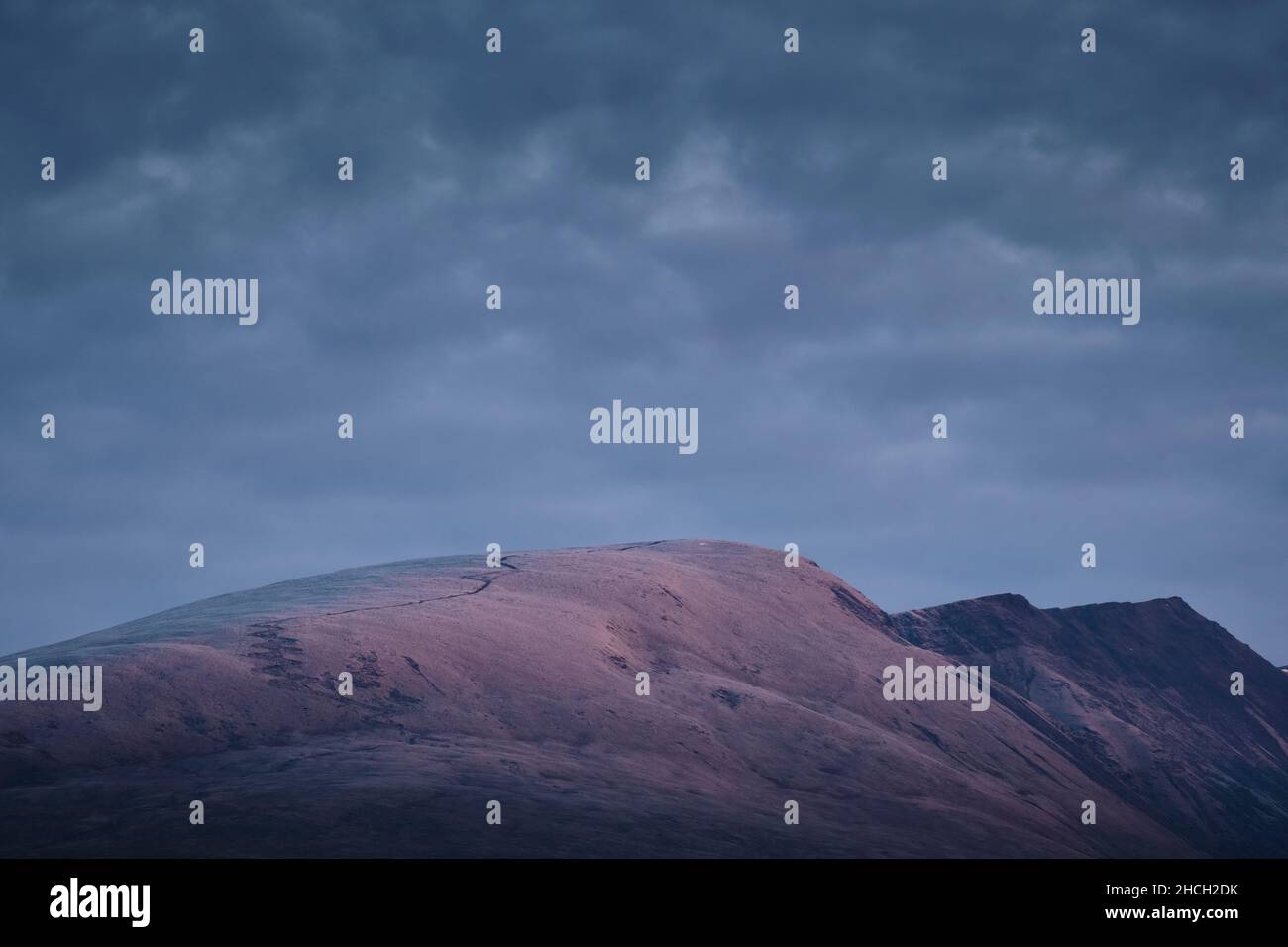 Stauben von Schnee auf Blease Fell und dem Höhenweg nach Blencathra, in der Nähe von Keswick, Lake District, Cumbria. Stockfoto