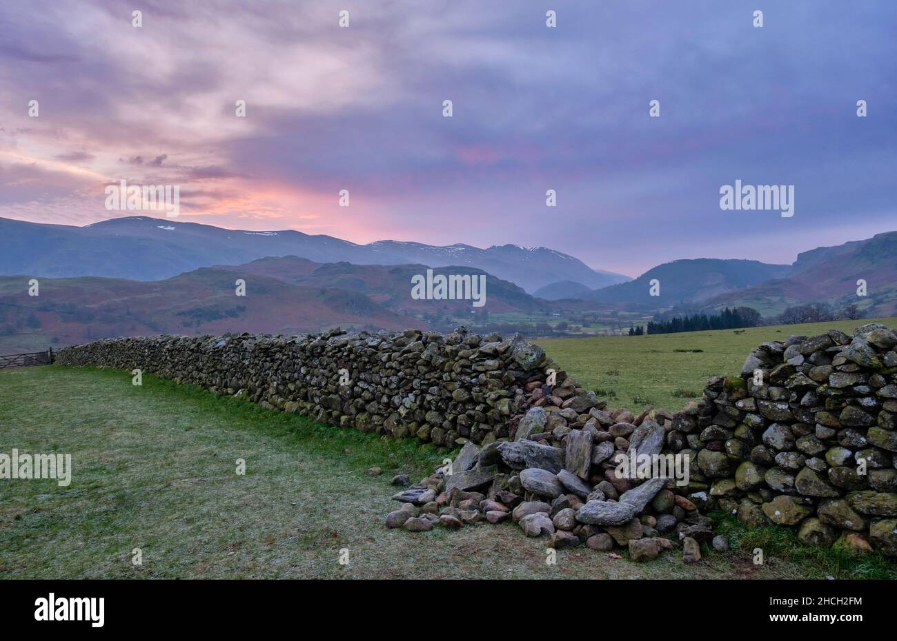 Gebrochene Steinmauer mit Blick auf St. John's im Valle, in der Nähe von Keswick, Lake District, Cumbria. Stockfoto