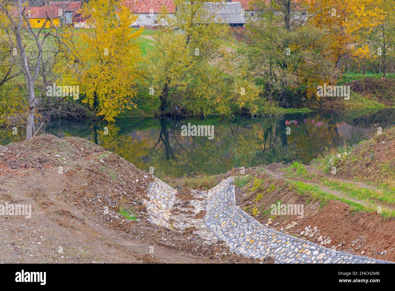 Kein Wasser in trockenem Flussbett Arroyo Hochwasserschutz Stockfoto
