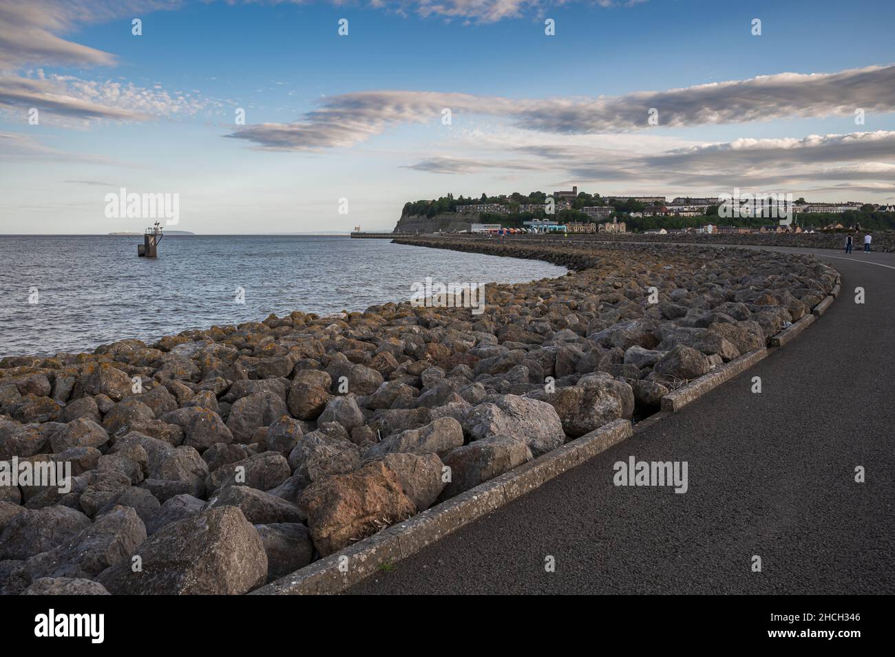 Cardiff Bay Barrage, ein von Menschen geschacktes Bauwerk, das die Bucht selbst enthält und Cardiff mit Penarth verbindet Stockfoto