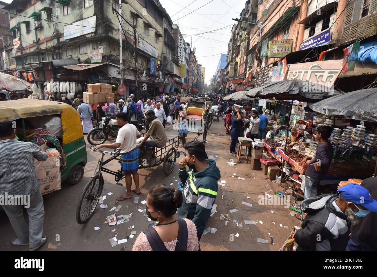 Kalkutta, Westbengalen, Indien. 29th Dez 2021. Canning Street ist einer der überfüllten Geschäftsstraßen in Kalkutta. Tausende von kleinen Ladenbesitzern aus den Außenbezirken und Lieferanten verschiedener Staaten sollen häufig kommen und verschiedene Materialien kaufen. (Bild: © Biswarup Ganguly/Pacific Press via ZUMA Press Wire) Stockfoto