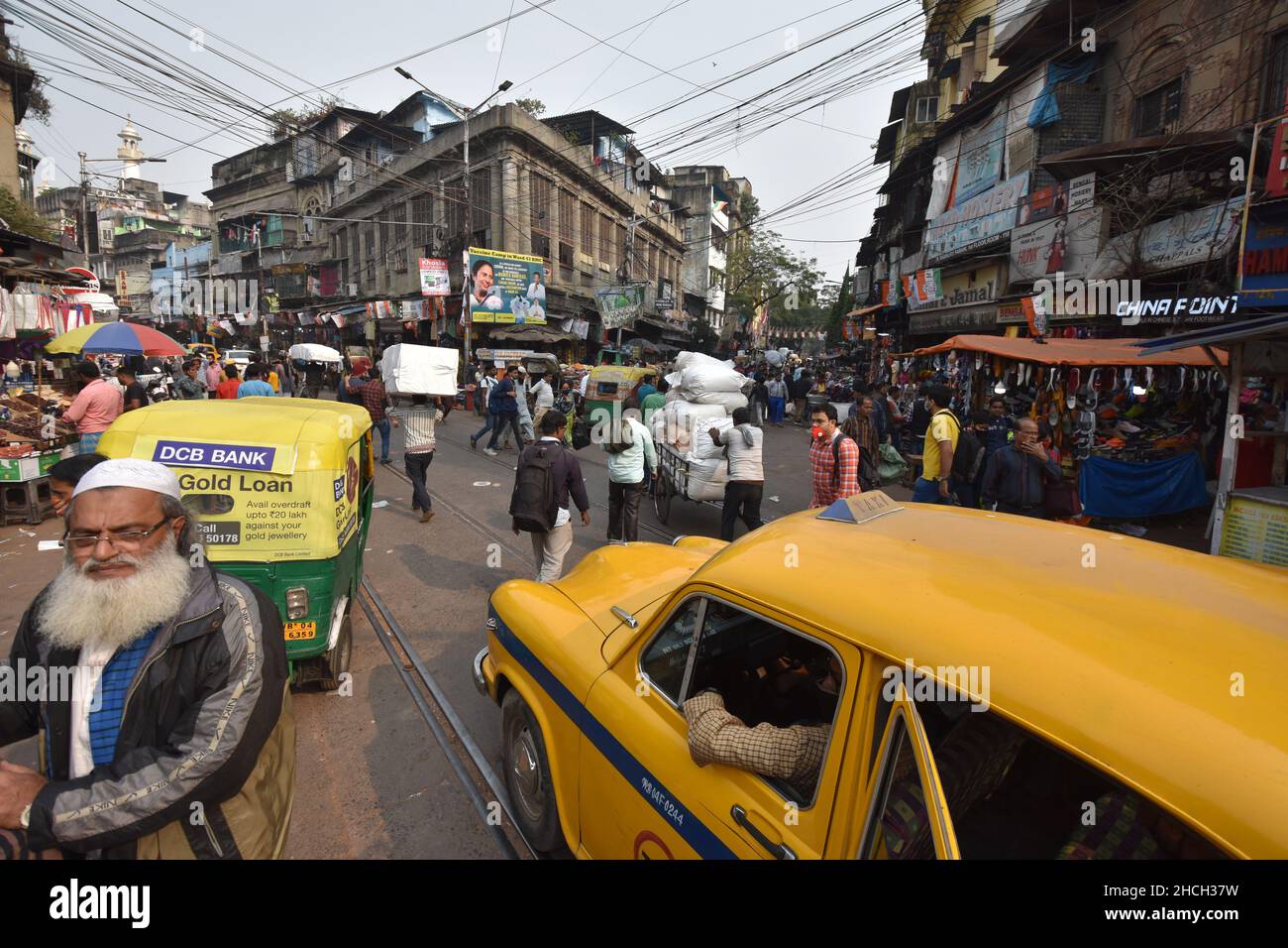 Kalkutta, Westbengalen, Indien. 29th Dez 2021. Canning Street ist einer der überfüllten Geschäftsstraßen in Kalkutta. Tausende von kleinen Ladenbesitzern aus den Außenbezirken und Lieferanten verschiedener Staaten sollen häufig kommen und verschiedene Materialien kaufen. (Bild: © Biswarup Ganguly/Pacific Press via ZUMA Press Wire) Stockfoto