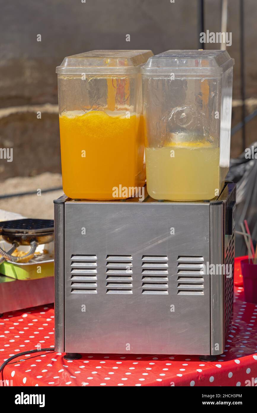 Zwei Gekühlte Fruchtsaft-Getränkespender-Maschine Stockfoto