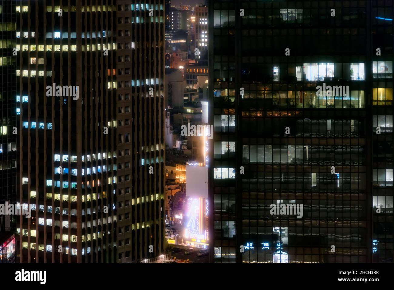 Nahaufnahme der Wolkenkratzer des Umeda-Viertels im Zentrum von Osaka, Japan. Umeda ist ein großes Handels-, Geschäfts-, Einkaufs- und Unterhaltungsviertel Stockfoto