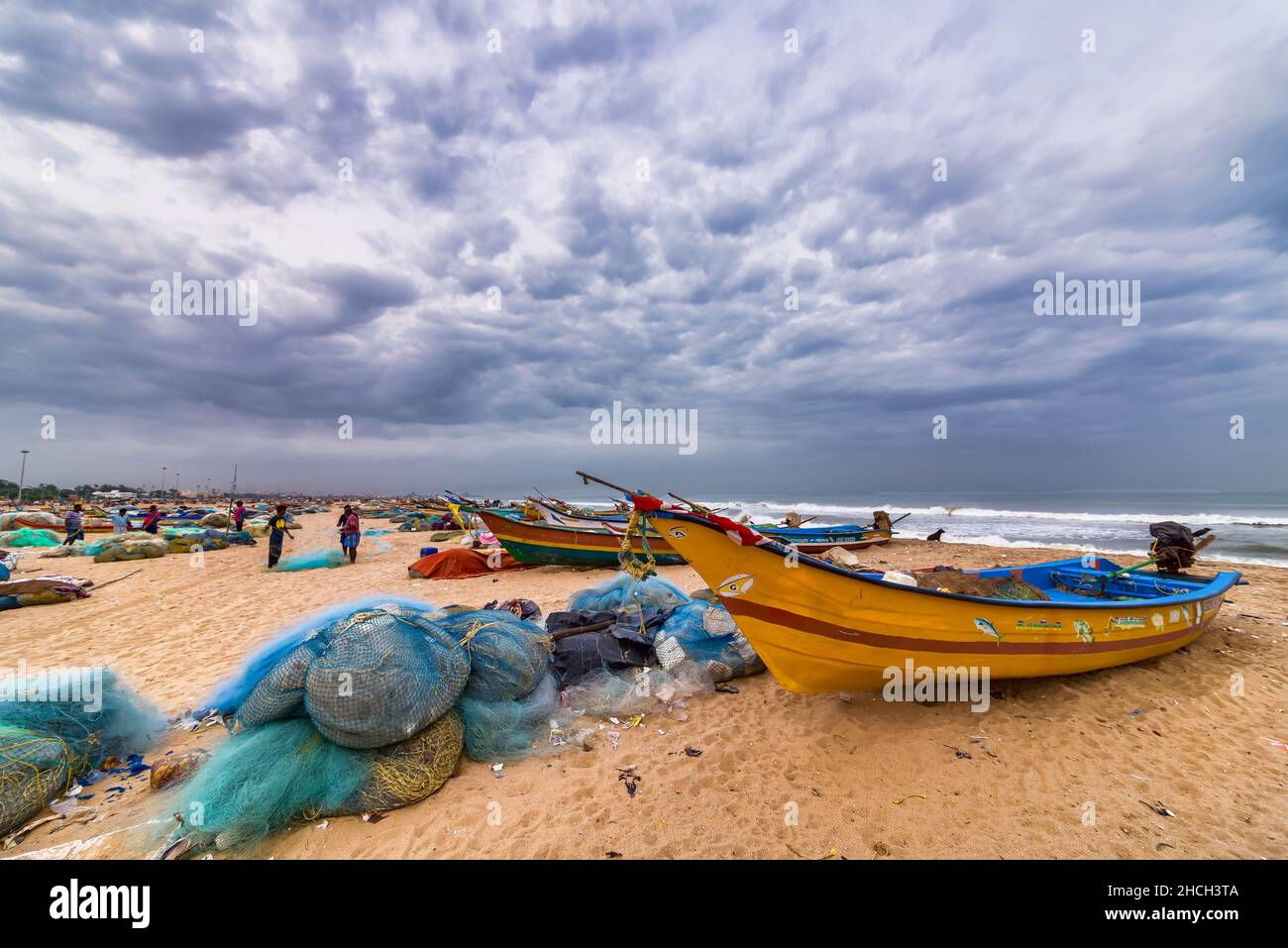 Chennai, Indien - 18. August 2018: Blick auf den Strand an der Straße Fischmarkt in Chennai. Die Straße Fischmarkt ist in der Nähe von Chennai Marina Stockfoto
