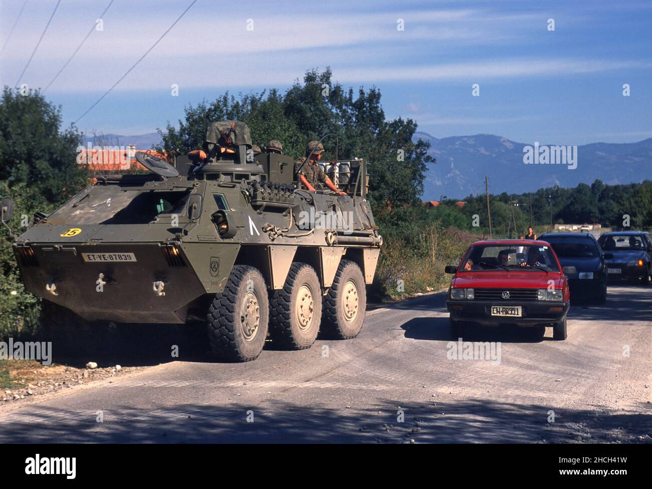 - NATO-Intervention im Kosovo, gepanzerte Fahrzeuge der spanischen Armee patrouillieren auf einer Straße in der Nähe der Stadt Istok (Juli 2000) - Intervento NATO in Kossovo, veicoli blindati dell'esercito spagnolo pattugliano una strada vicino alla città di Istok (Luglio 2000) Stockfoto