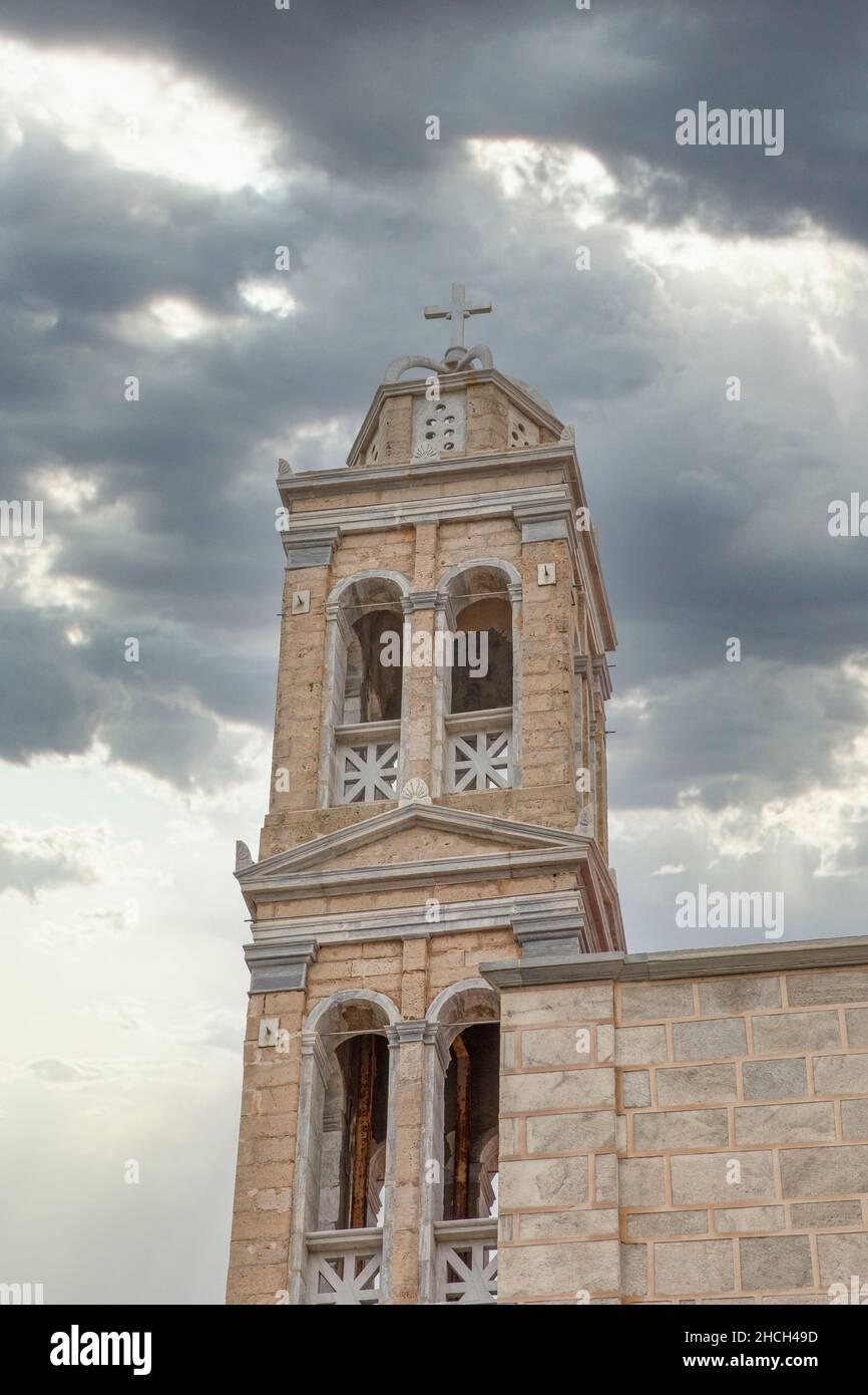 Kirchturm der griechisch-orthodoxen Kirche an einem bewölkten Tag auf Syros Insel, Griechenland. Stockbild. Stockfoto