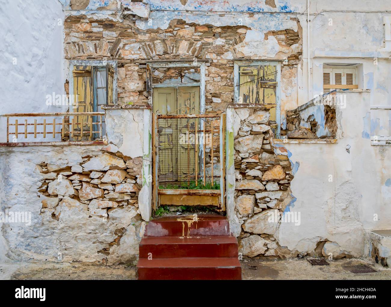 Heruntergekommenes Haus. Vorderansicht eines alten verlassenen verlassenen Hauses auf einer griechischen Insel. Stock-Bild. Stockfoto