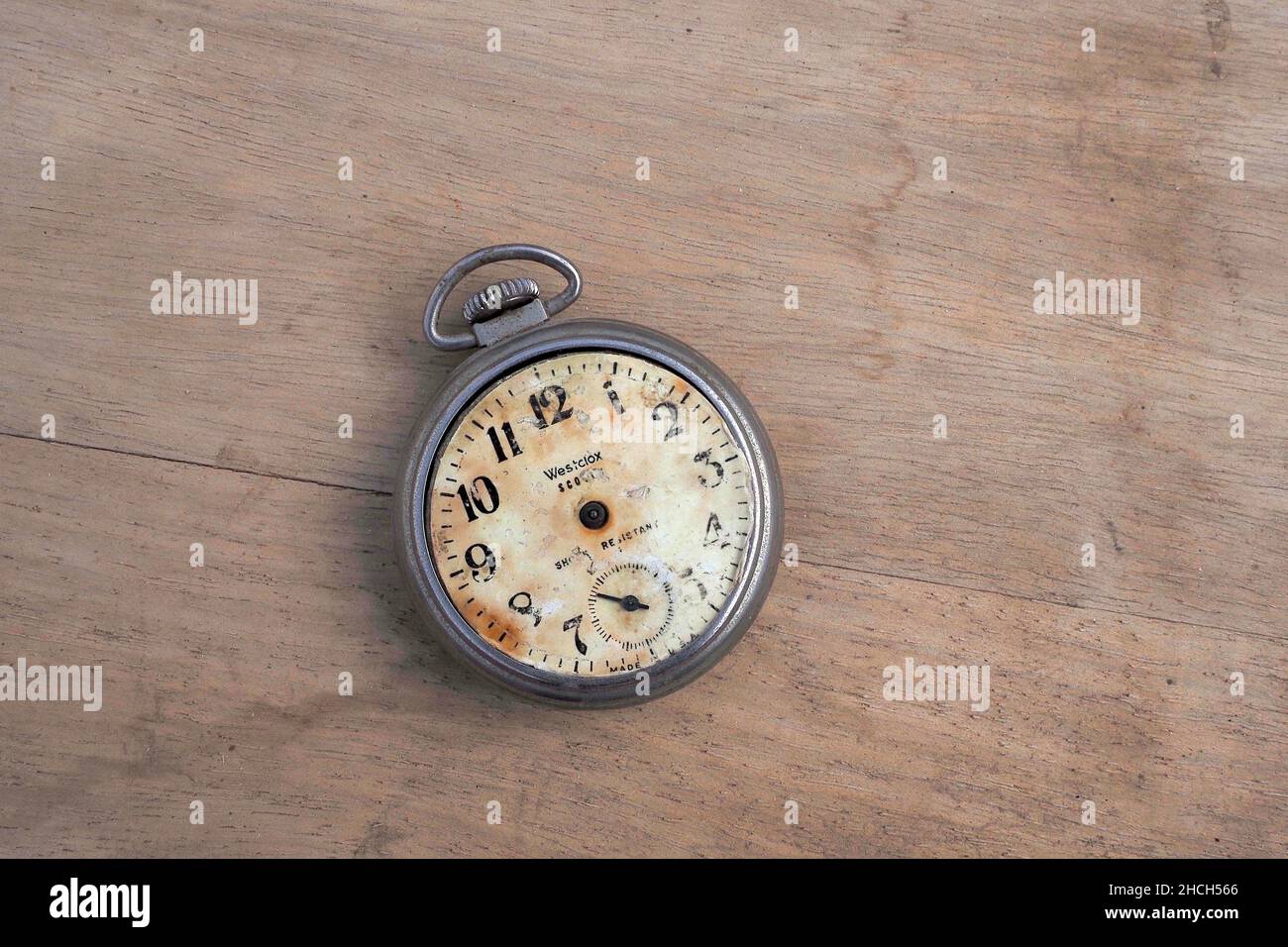 Zeitlose alte Taschenuhr, ohne Zeit, zeitlos Stockfoto