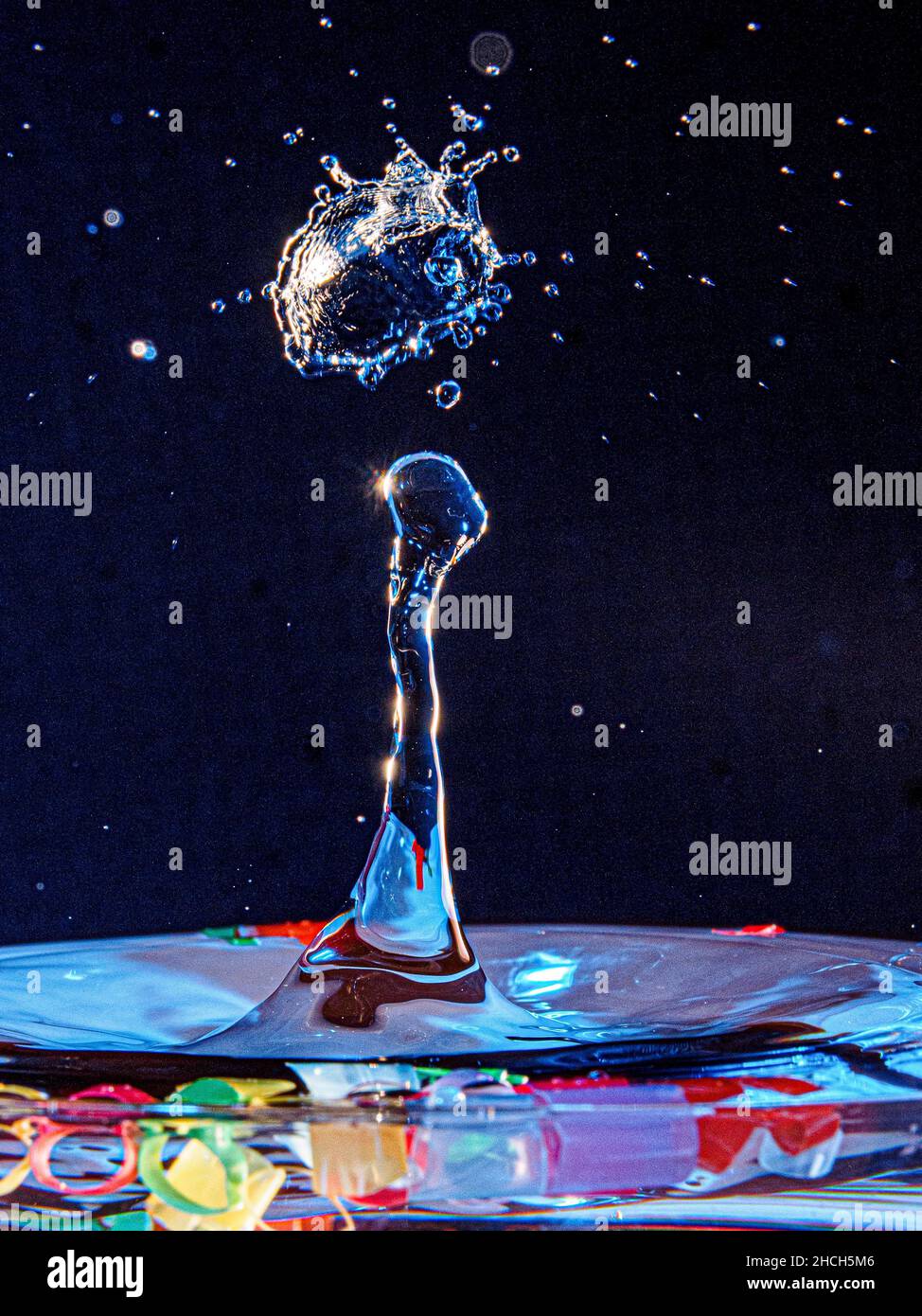 Drop Fotografie, Tropfen, abstrakte Figuren, dunkler Hintergrund Stockfoto