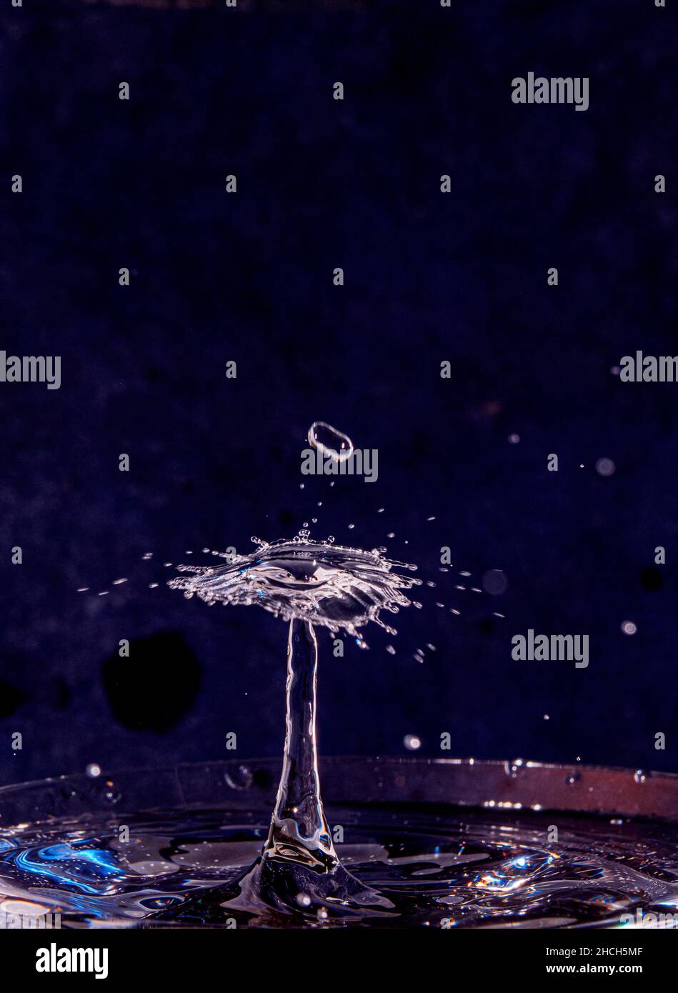 Drop Fotografie, Tropfen, abstrakte Figuren, dunkler Hintergrund Stockfoto