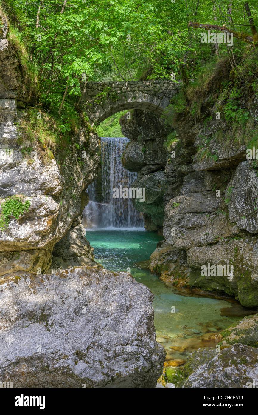 Cascata Rio Repepeit ein kleiner künstlicher Wasserfall mit Steinbrücke, Chiusaforte, Provinz Udine, Italien Stockfoto