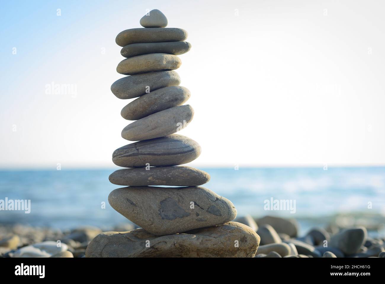 Strand Kieselsteine Pyramide am Meer Stockfoto