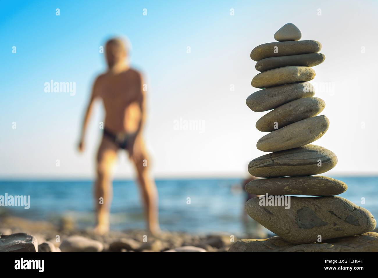 Strand Kieselsteine Pyramide am Meer Stockfoto