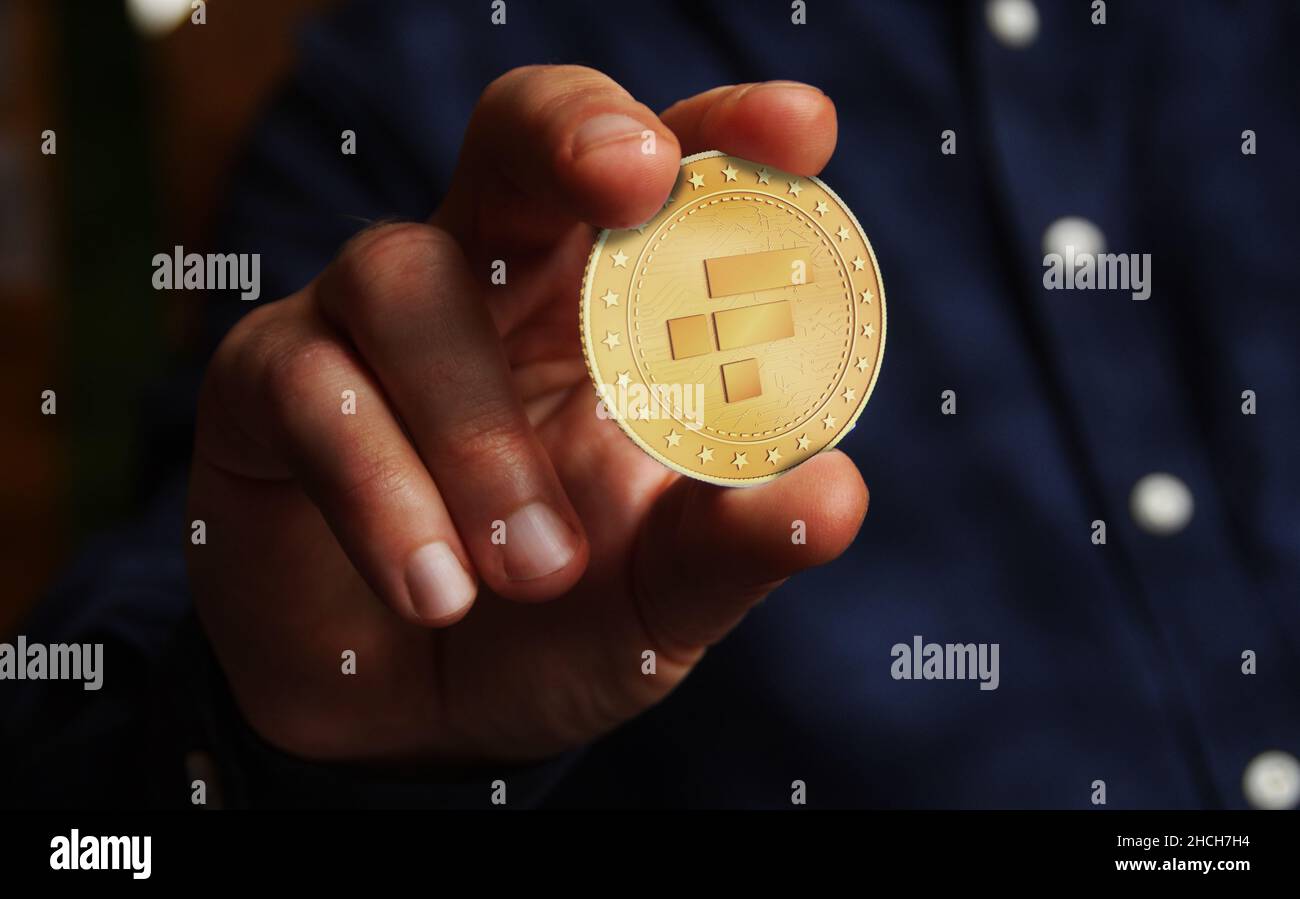 FTX NFT Bahamas, Peer-to-Peer, Kryptowährung Plattform Symbol goldene Münze in Hand abstraktes Konzept. Stockfoto