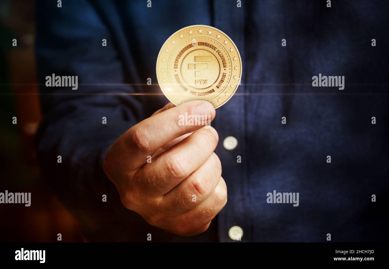 FTX NFT Bahamas, Peer-to-Peer, Kryptowährung Plattform Symbol goldene Münze in Hand abstraktes Konzept. Stockfoto