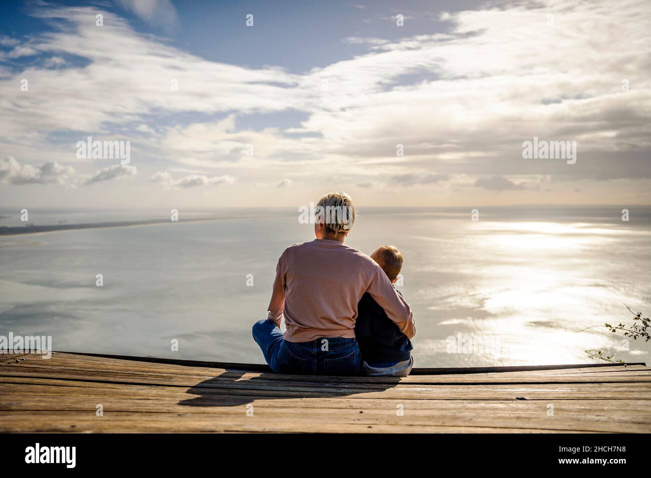 Mutter und 3 Jahre alter Sohn umarmen sich gegenseitig und genießen die wunderschöne Aussicht auf das Meer, Portugal Stockfoto