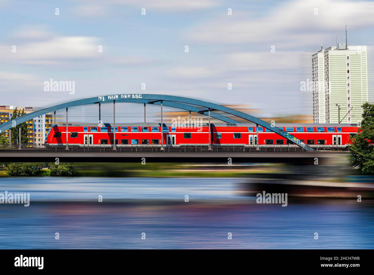 Ein fahrender ICE der Deutschen Bahn überquert die Eisenbahnbrücke in Potsdam-West, Brandenburg Stockfoto