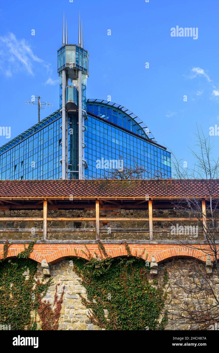 Neubau und Stadtmauer mit Zinnen am ehemaligen Fischertor, Kempten, Allgäu, Bayern, Deutschland Stockfoto