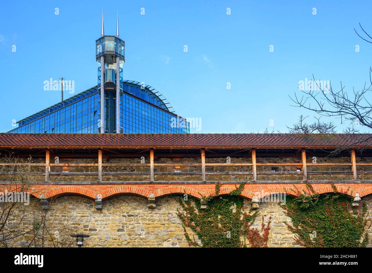 Neubau und Stadtmauer mit Zinnen am ehemaligen Fischertor, Kempten, Allgäu, Bayern, Deutschland Stockfoto