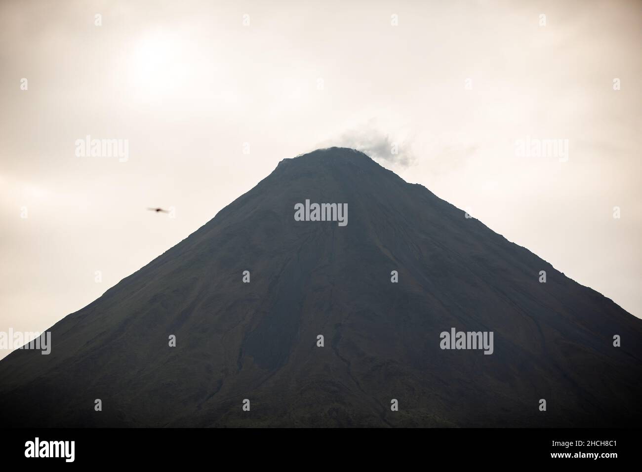 Arenal Vulkan und arenal Wolke Wald im Nebel in Arenal Region, Costa Rica Stockfoto