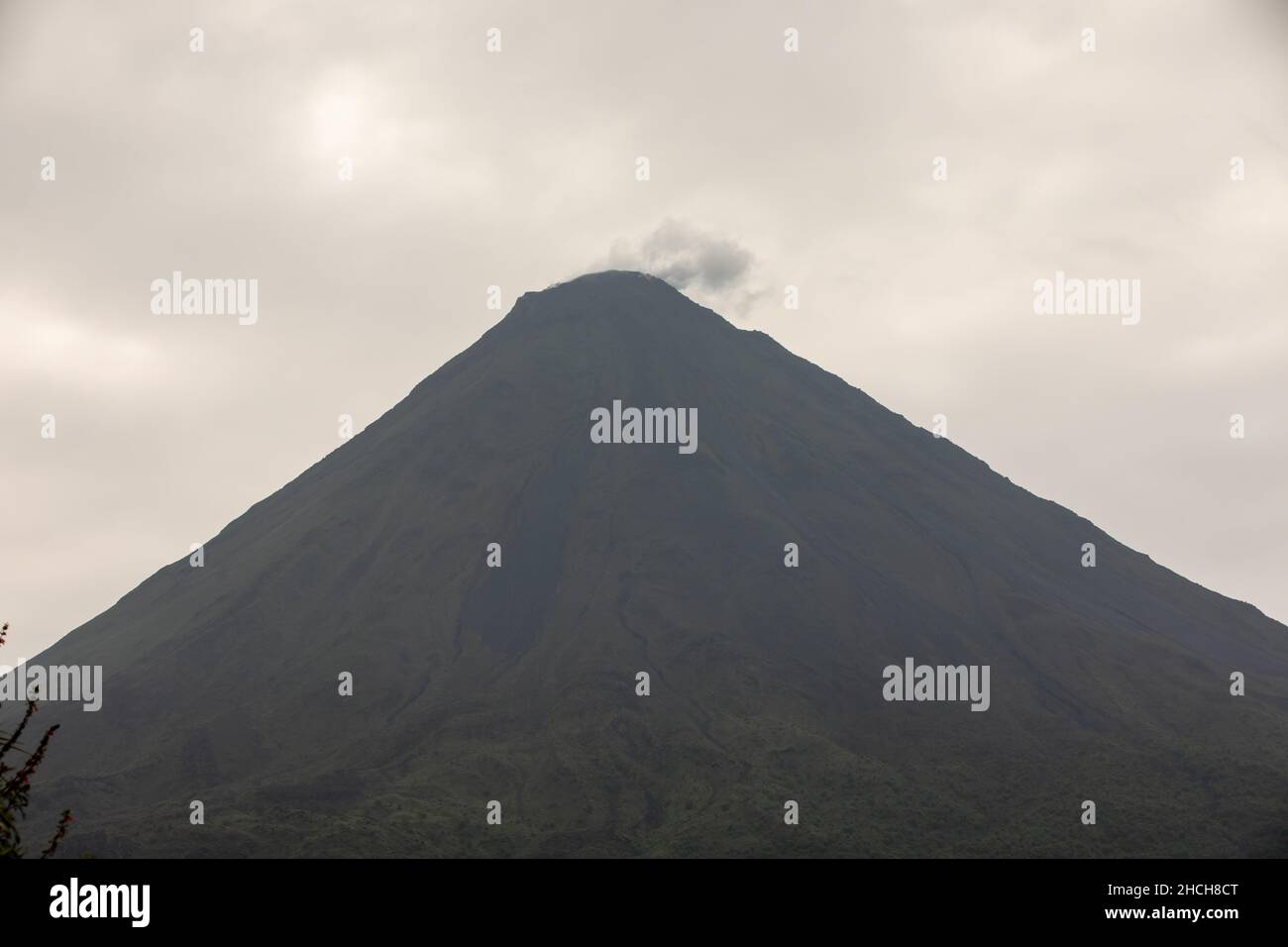 Arenal Vulkan und arenal Wolke Wald im Nebel in Arenal Region, Costa Rica Stockfoto