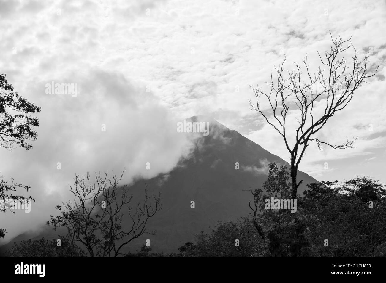 Starker Nebel über dem Vulkan Arenal, aktiver andesitischer Stratovulkan im Nordwesten von Costa Rica, in der Provinz Alajuela und im Bezirk La Fortuna Stockfoto