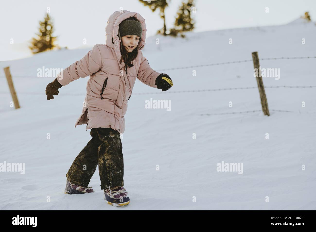 Mädchen stapfend im Schnee, Plakogel, Sommeralm, Steiermark, Österreich Stockfoto