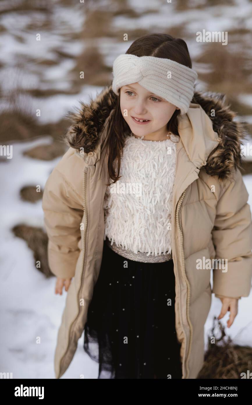 Mädchen in Winterjacke mit Stirnband, Plakogel, Sommeralm, Steiermark, Österreich Stockfoto