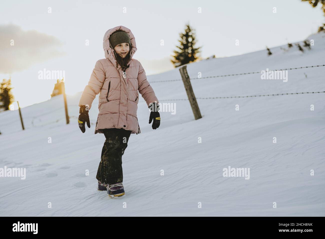 Mädchen stapfend im Schnee, Plakogel, Sommeralm, Steiermark, Österreich Stockfoto