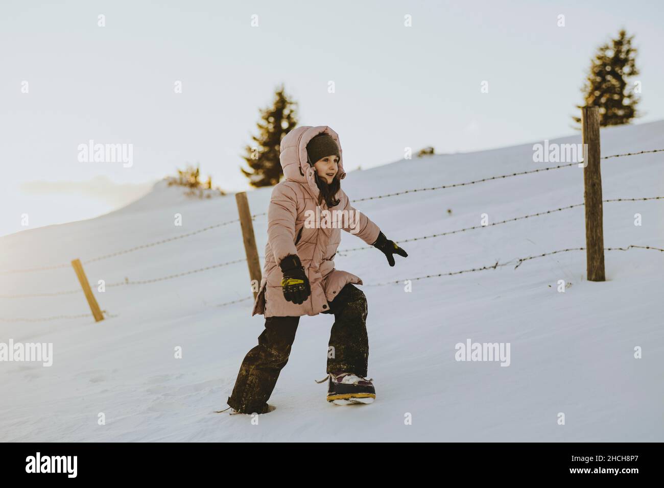 Mädchen stapfend im Schnee, Plakogel, Sommeralm, Steiermark, Österreich Stockfoto