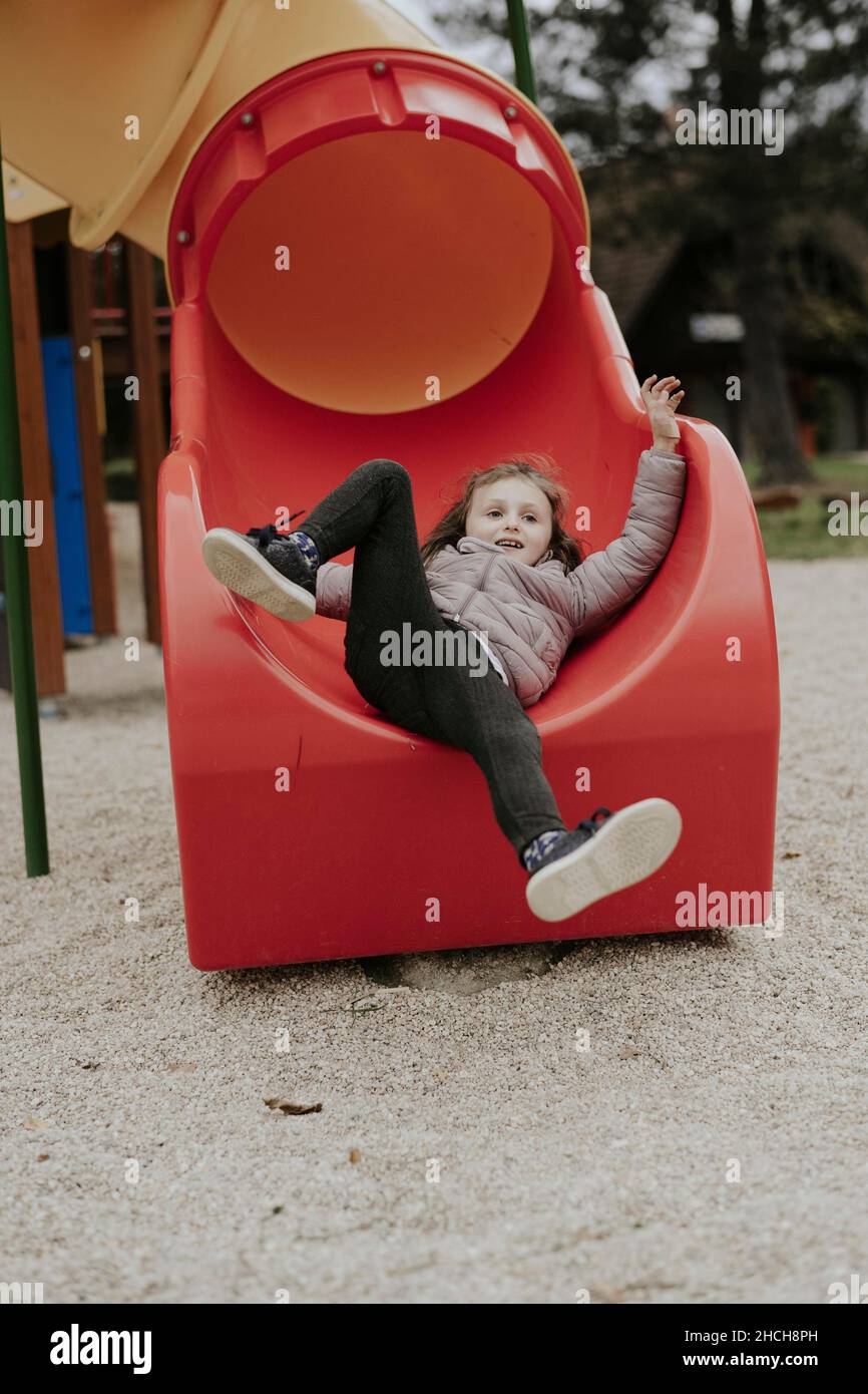 Mädchen auf einer Folie Stockfoto