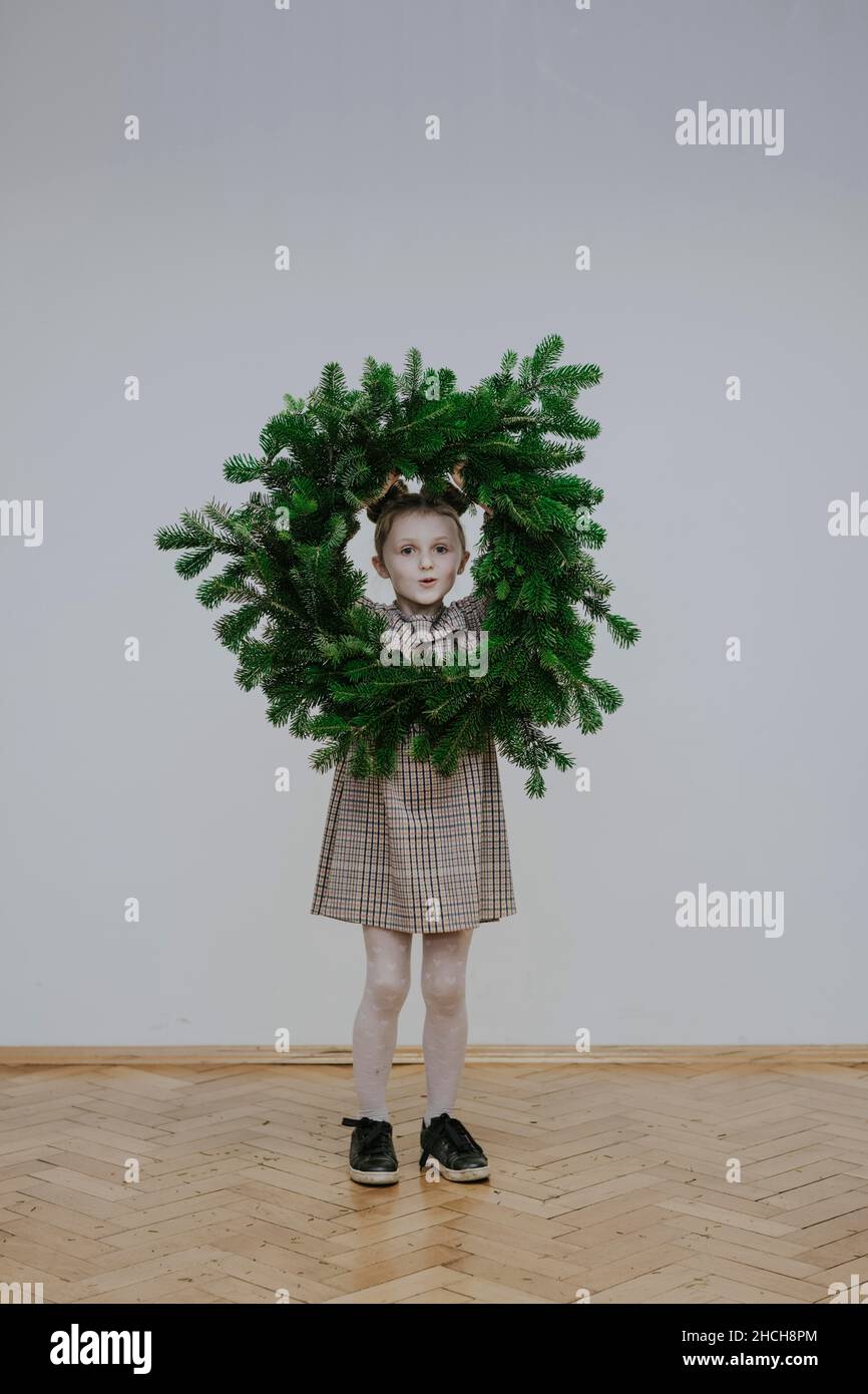 Mädchen mit Tannenkranz Stockfoto