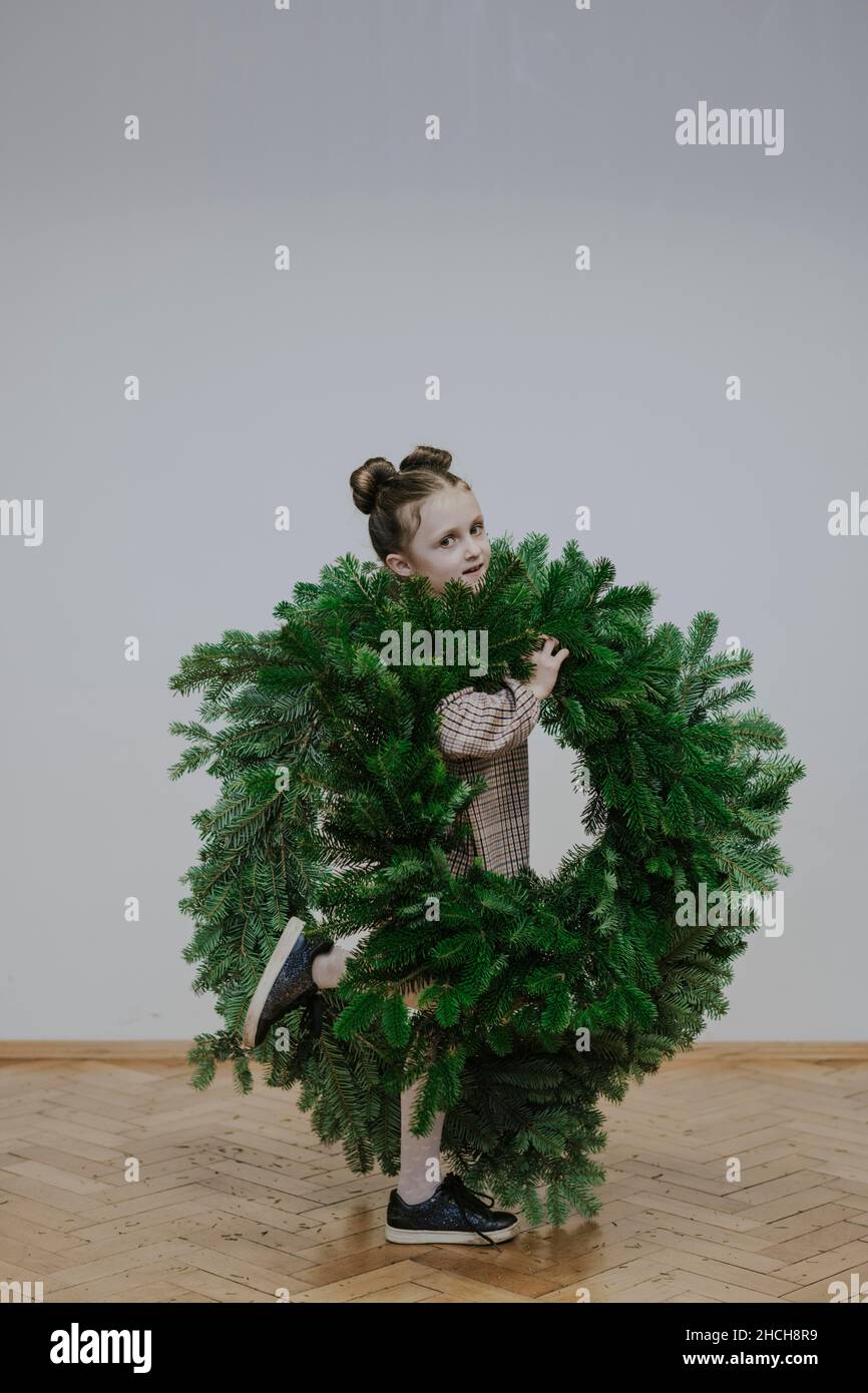 Mädchen mit Tannenkranz Stockfoto